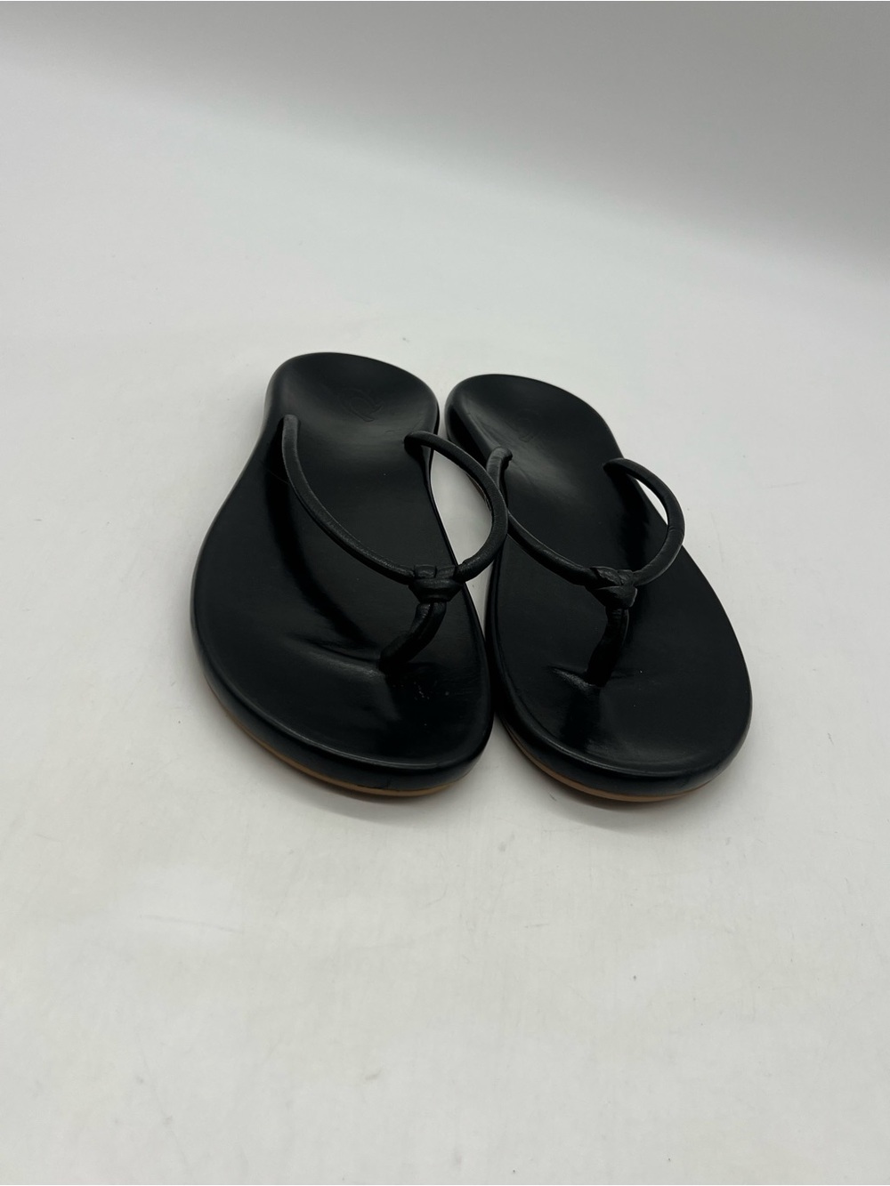 Olukai Aka Knotted Strap Women’s 9,5 Black Leather Flip Flop Sandals Shoes.